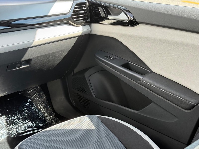 Volkswagen Taos Vehicle Full-screen Gallery Image 10