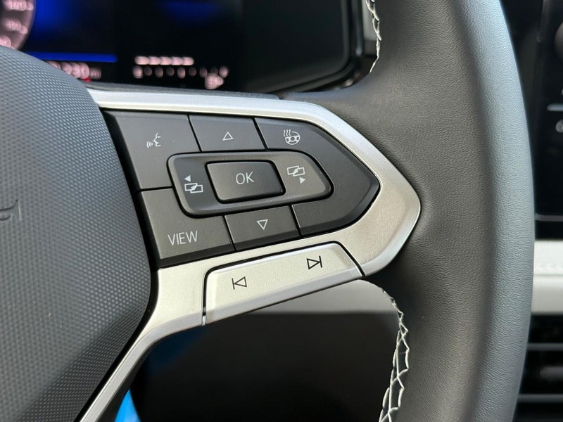 Volkswagen Taos Vehicle Full-screen Gallery Image 12