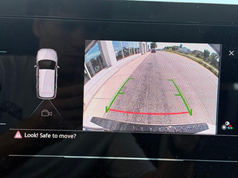 Volkswagen Taos Vehicle Full-screen Gallery Image 13