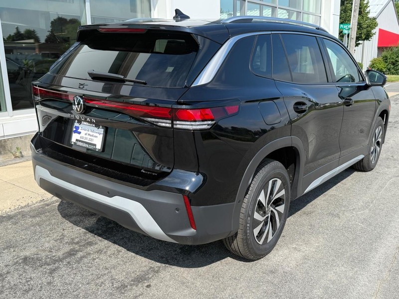 Volkswagen Tiguan Vehicle Full-screen Gallery Image 3