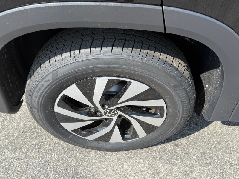 Volkswagen Tiguan Vehicle Full-screen Gallery Image 4