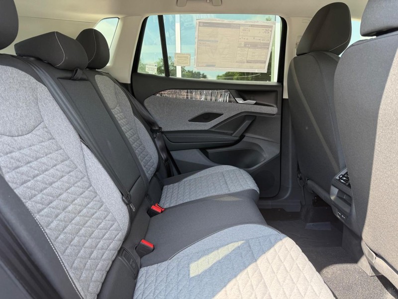 Volkswagen Tiguan Vehicle Full-screen Gallery Image 5