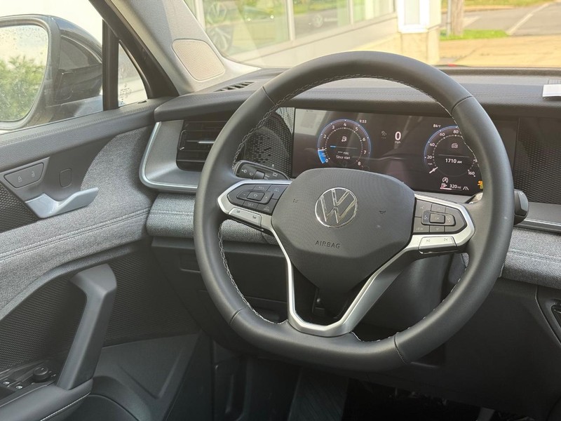 Volkswagen Tiguan Vehicle Full-screen Gallery Image 8