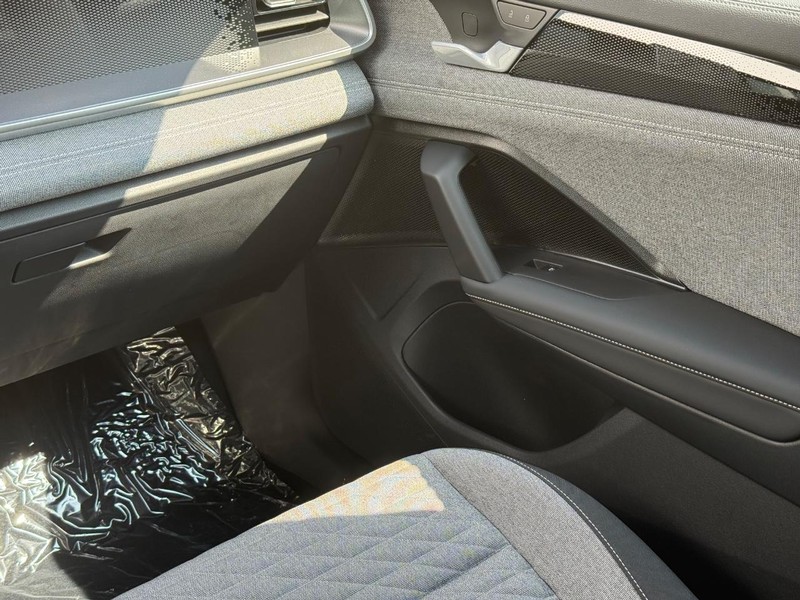 Volkswagen Tiguan Vehicle Full-screen Gallery Image 9