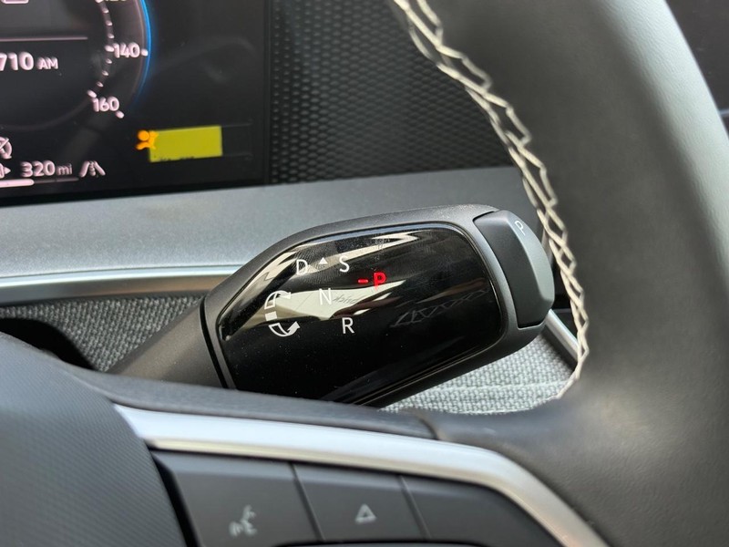 Volkswagen Tiguan Vehicle Full-screen Gallery Image 12