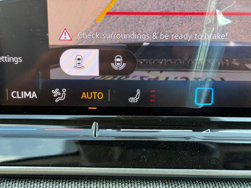 Volkswagen Tiguan Vehicle Full-screen Gallery Image 14