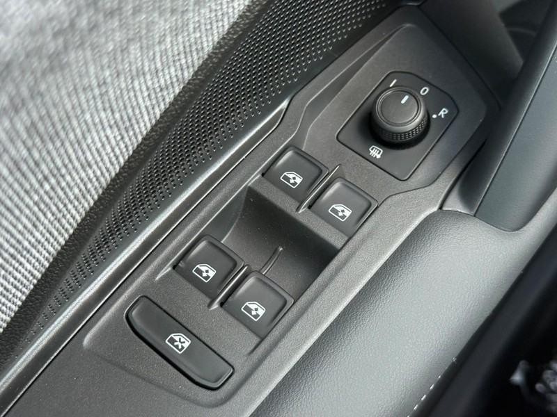 Volkswagen Tiguan Vehicle Full-screen Gallery Image 15