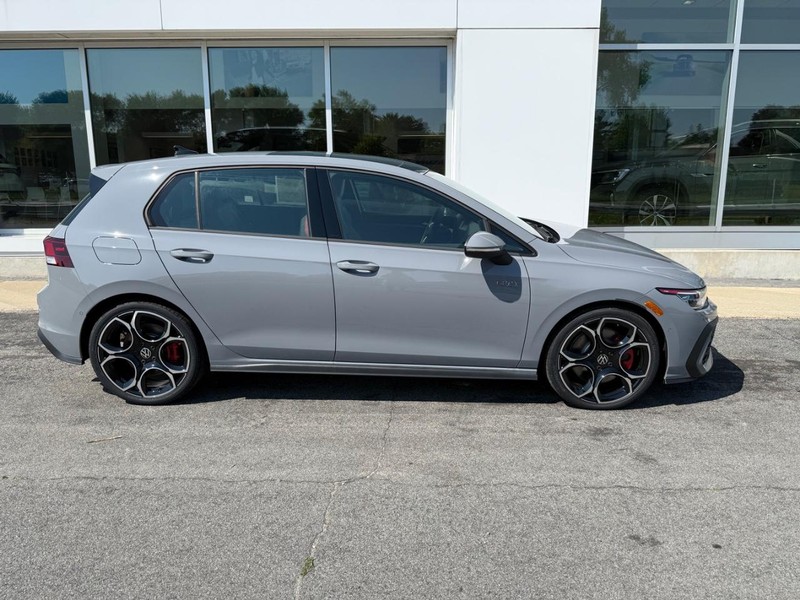 Volkswagen Golf GTI Vehicle Full-screen Gallery Image 2