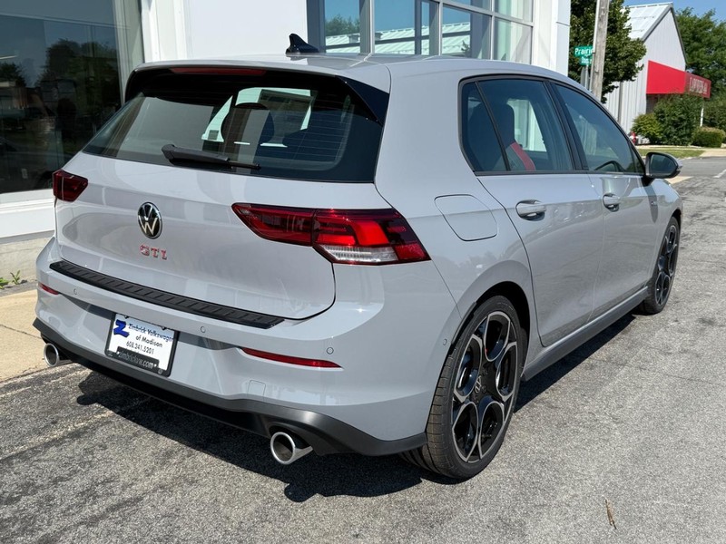 Volkswagen Golf GTI Vehicle Full-screen Gallery Image 3