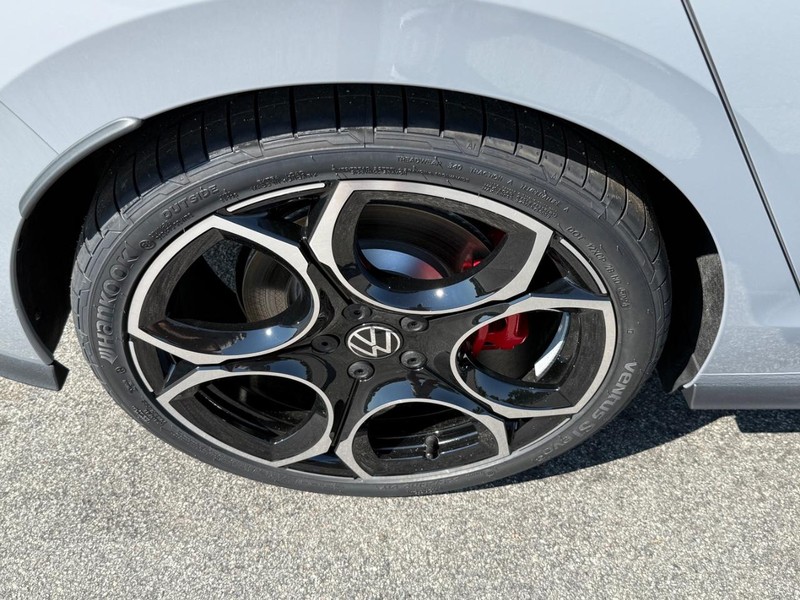 Volkswagen Golf GTI Vehicle Full-screen Gallery Image 4