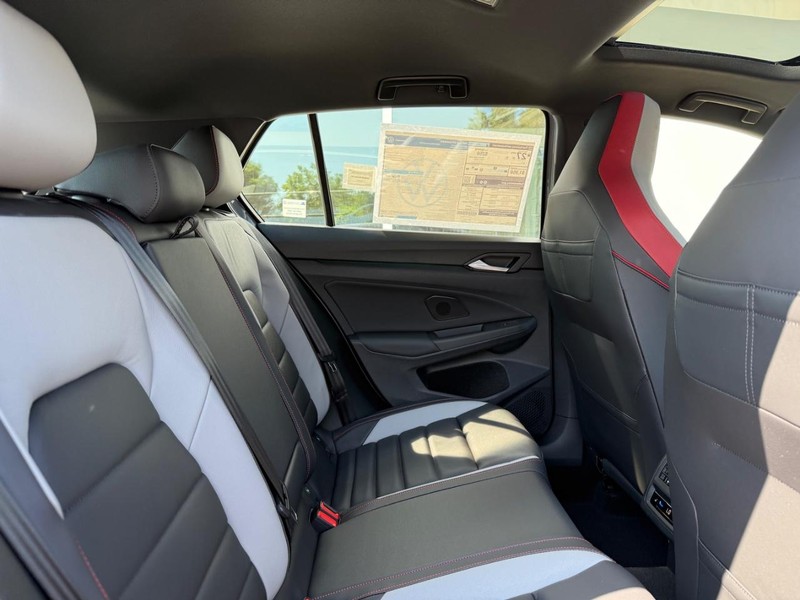 Volkswagen Golf GTI Vehicle Full-screen Gallery Image 5