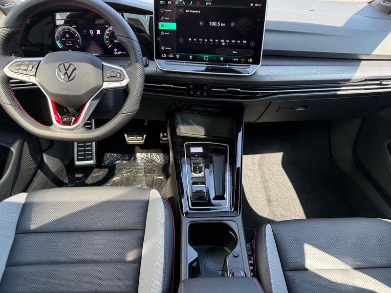 Volkswagen Golf GTI Vehicle Full-screen Gallery Image 6