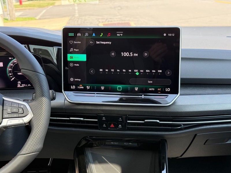 Volkswagen Golf GTI Vehicle Full-screen Gallery Image 7