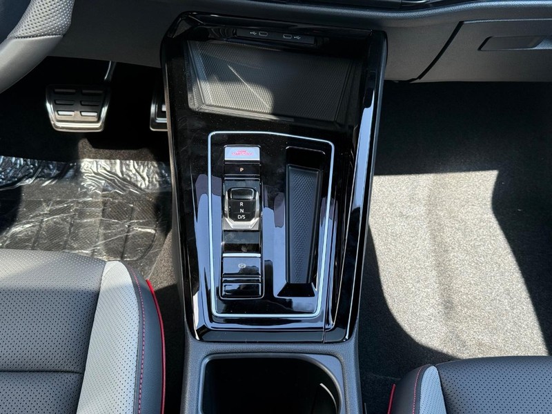 Volkswagen Golf GTI Vehicle Full-screen Gallery Image 8