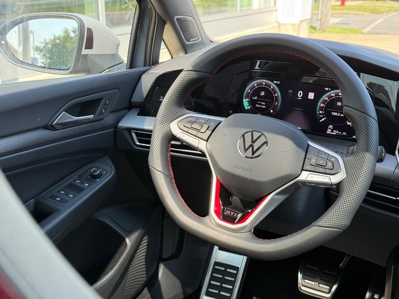 Volkswagen Golf GTI Vehicle Full-screen Gallery Image 9