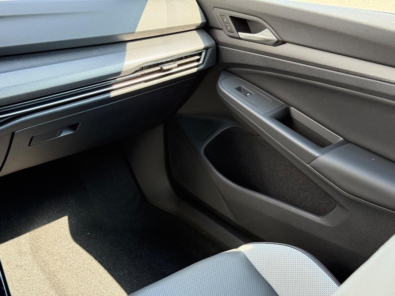 Volkswagen Golf GTI Vehicle Full-screen Gallery Image 10