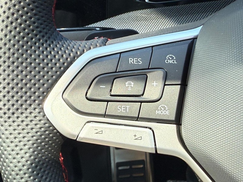 Volkswagen Golf GTI Vehicle Full-screen Gallery Image 11