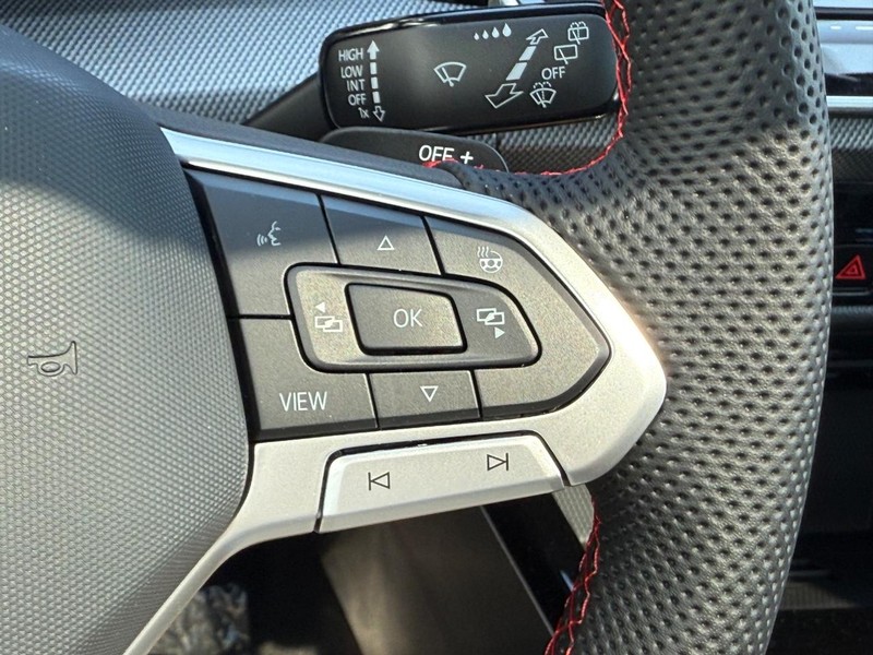 Volkswagen Golf GTI Vehicle Full-screen Gallery Image 12