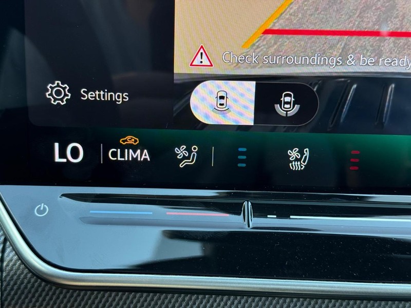 Volkswagen Golf GTI Vehicle Full-screen Gallery Image 14