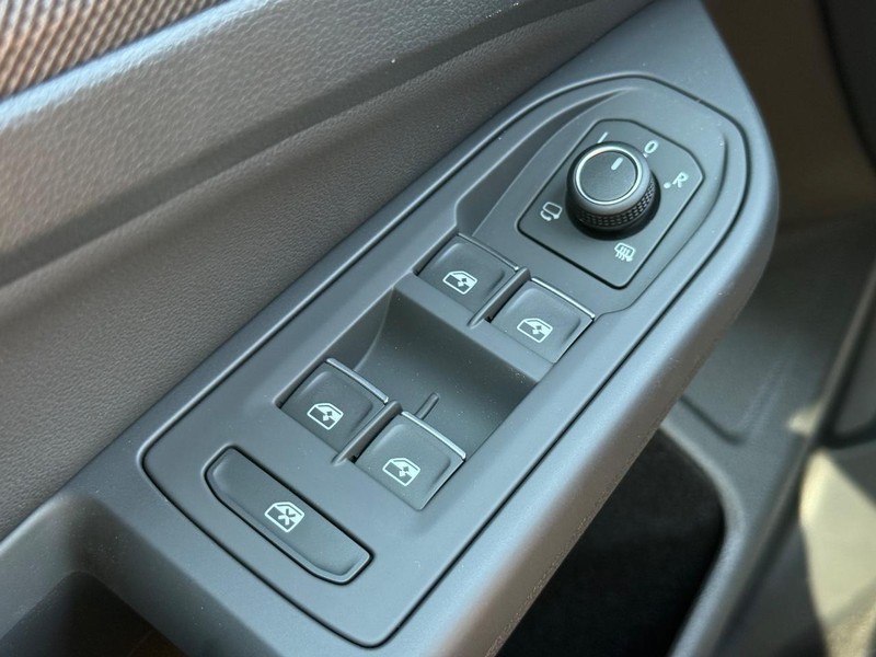 Volkswagen Golf GTI Vehicle Full-screen Gallery Image 15