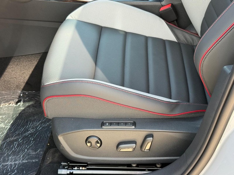 Volkswagen Golf GTI Vehicle Full-screen Gallery Image 16