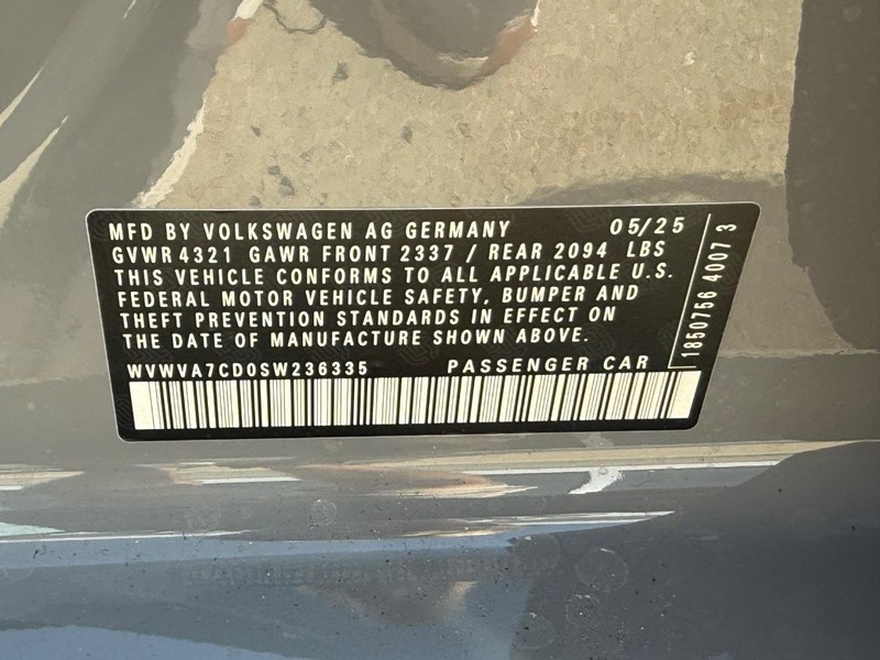 Volkswagen Golf GTI Vehicle Full-screen Gallery Image 17