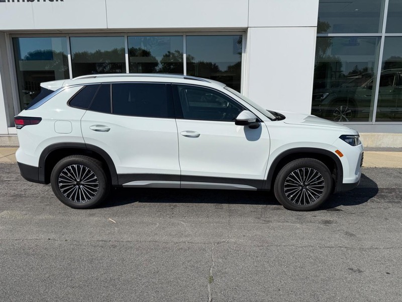 Volkswagen Tiguan Vehicle Full-screen Gallery Image 2