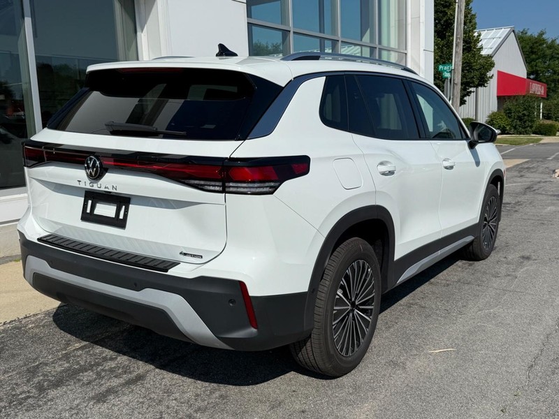 Volkswagen Tiguan Vehicle Full-screen Gallery Image 3