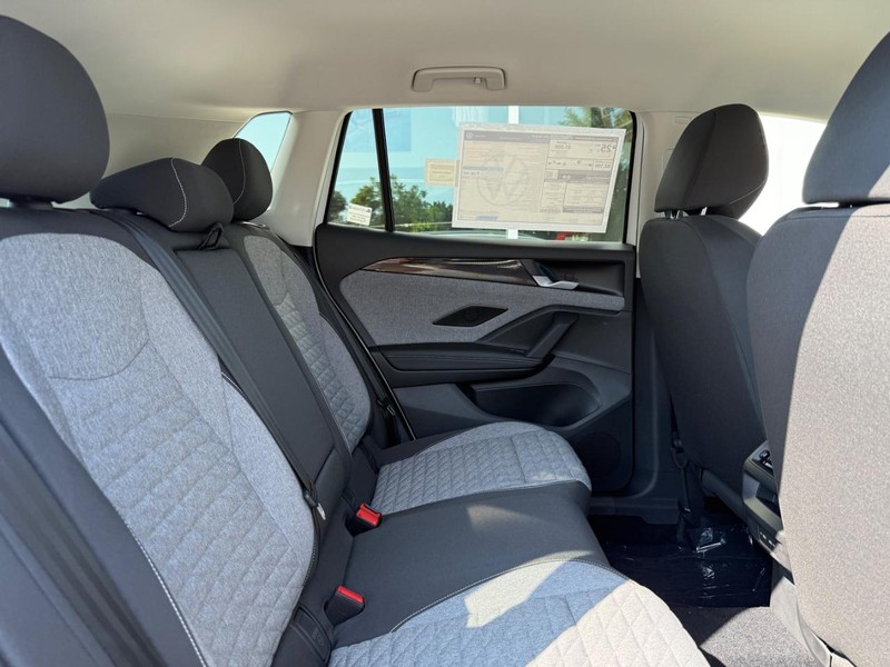 Volkswagen Tiguan Vehicle Full-screen Gallery Image 4