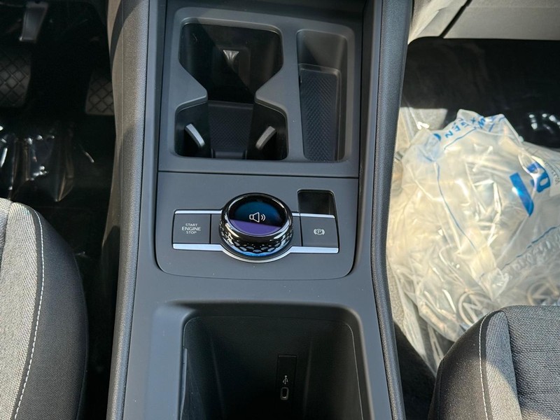 Volkswagen Tiguan Vehicle Full-screen Gallery Image 6