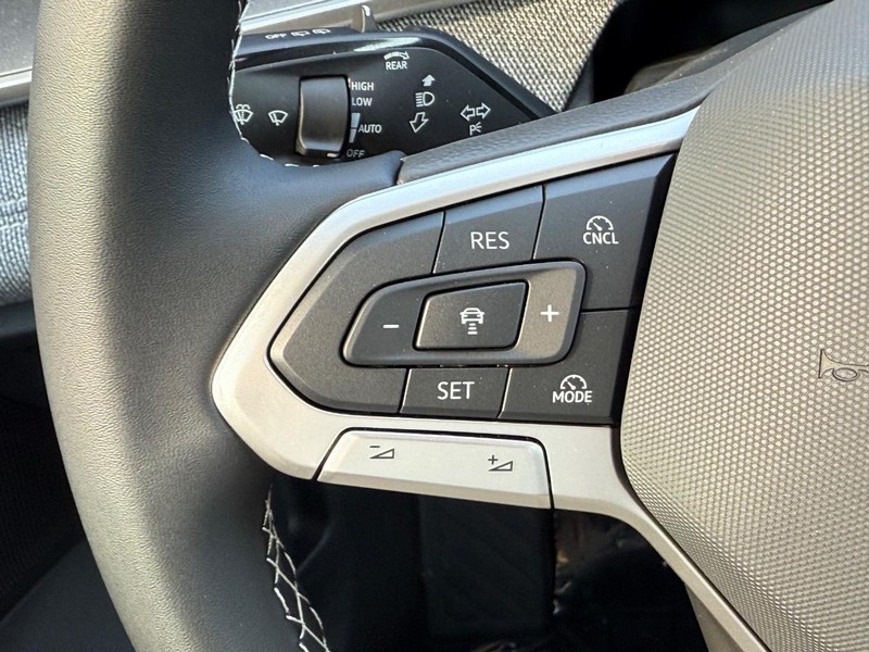 Volkswagen Tiguan Vehicle Full-screen Gallery Image 8