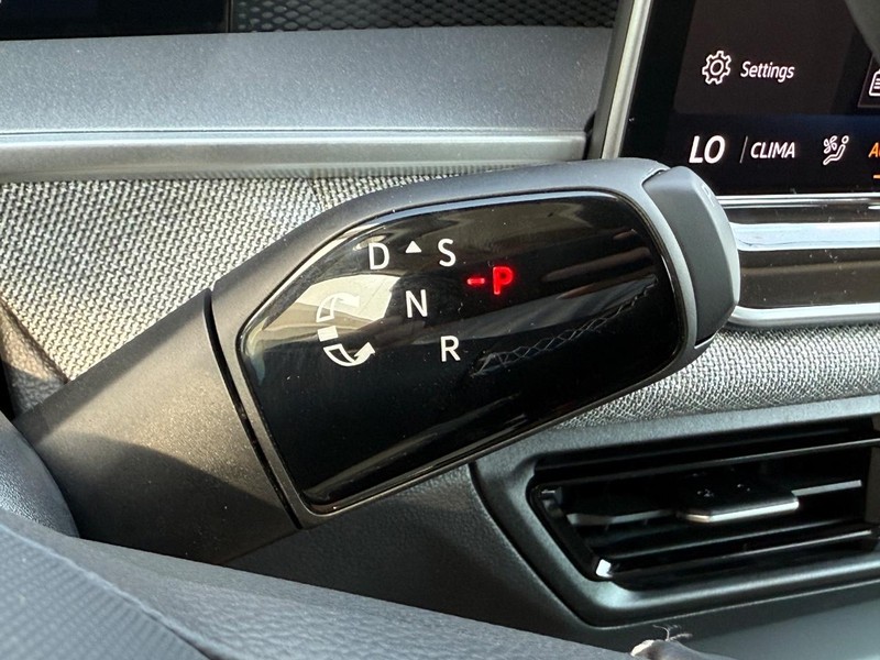 Volkswagen Tiguan Vehicle Full-screen Gallery Image 10