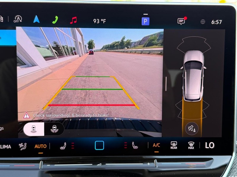 Volkswagen Tiguan Vehicle Full-screen Gallery Image 11