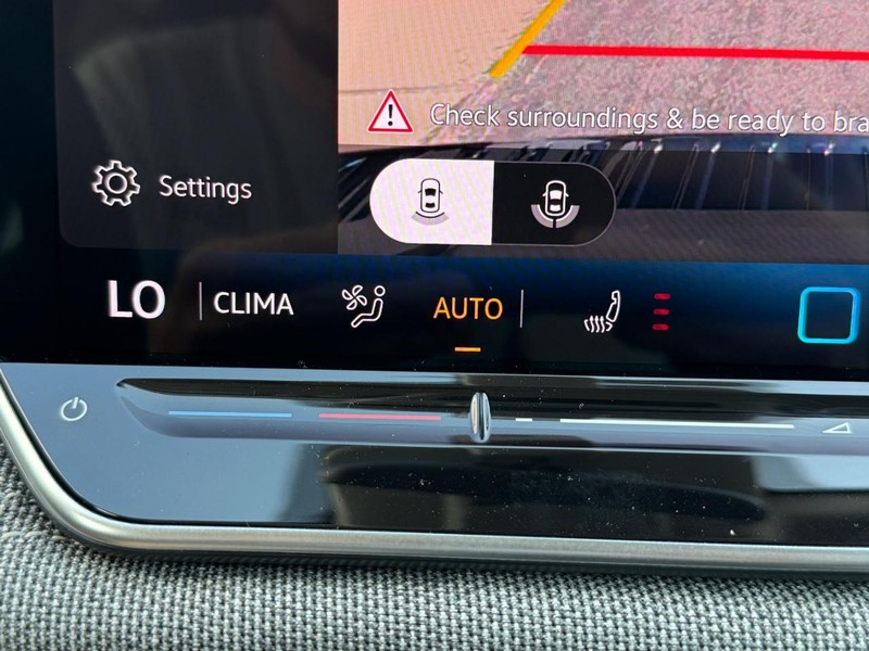 Volkswagen Tiguan Vehicle Full-screen Gallery Image 12