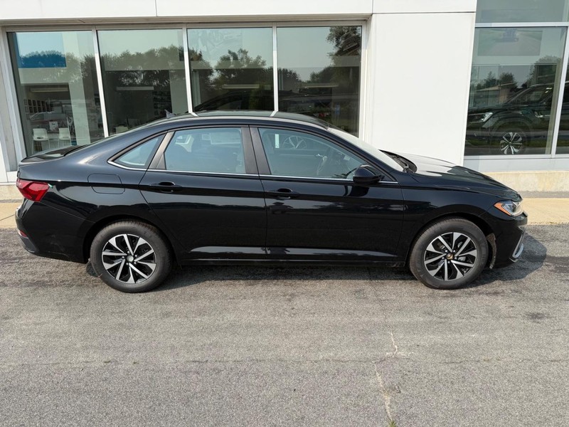 Volkswagen Jetta Vehicle Full-screen Gallery Image 2