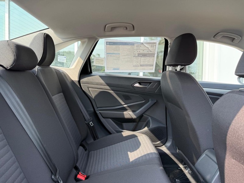 Volkswagen Jetta Vehicle Full-screen Gallery Image 4