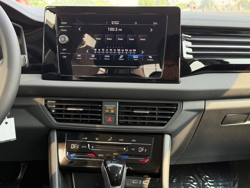 Volkswagen Jetta Vehicle Full-screen Gallery Image 6