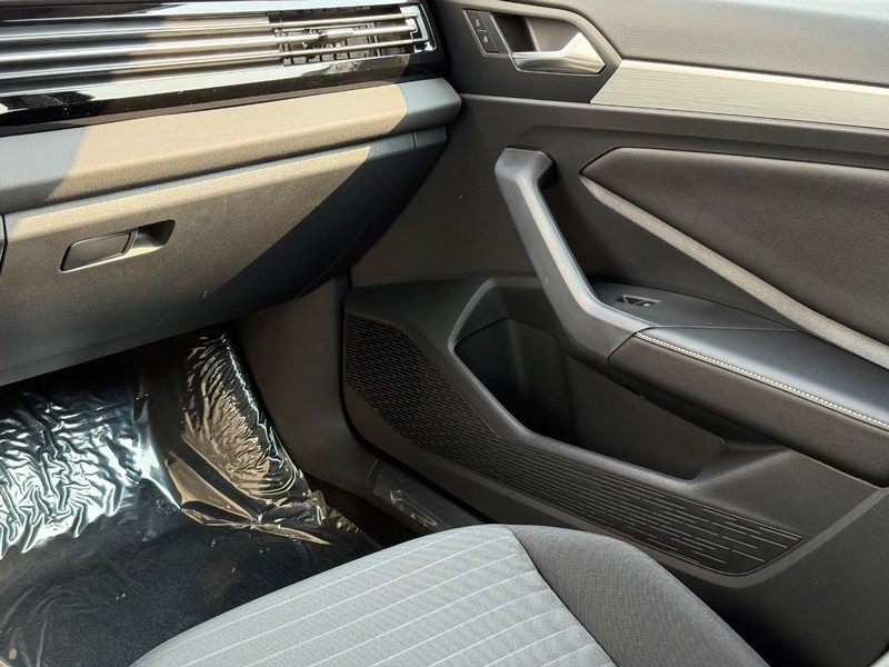 Volkswagen Jetta Vehicle Full-screen Gallery Image 8