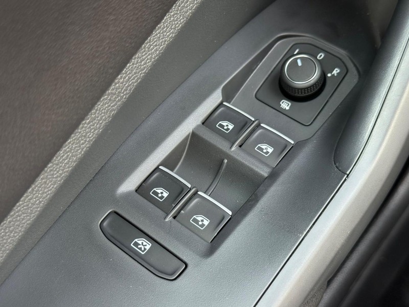 Volkswagen Jetta Vehicle Full-screen Gallery Image 12