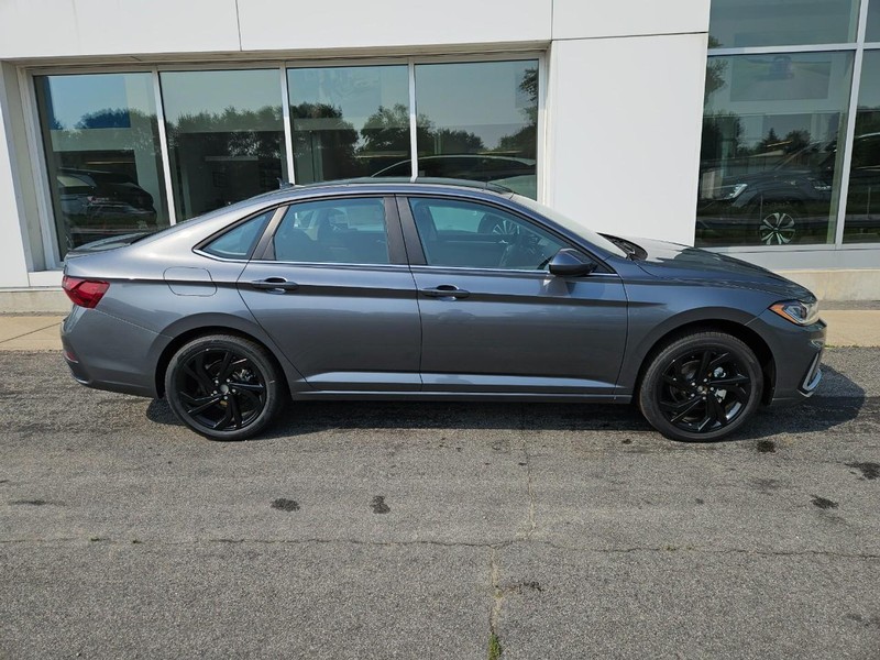 Volkswagen Jetta Vehicle Full-screen Gallery Image 2