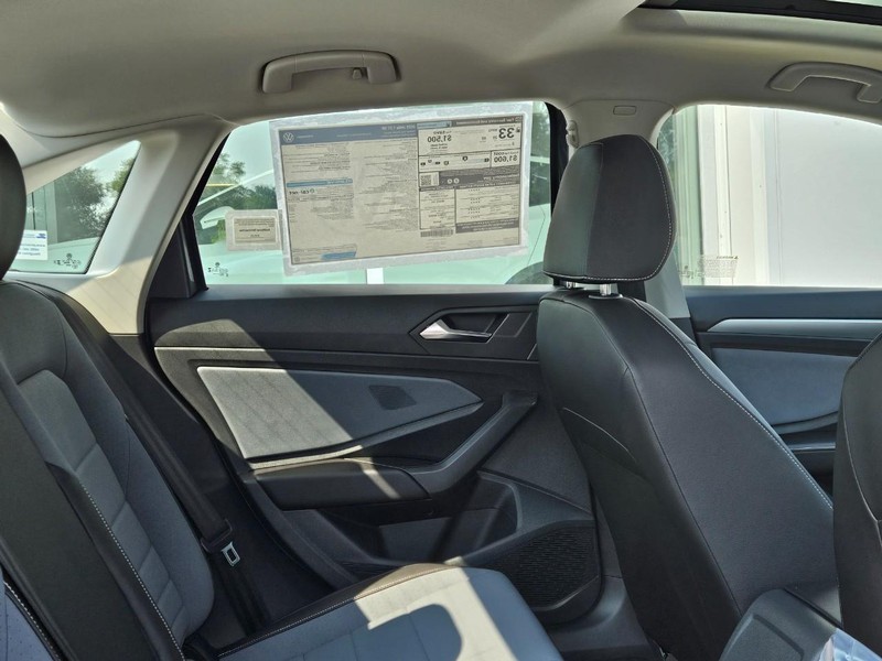 Volkswagen Jetta Vehicle Full-screen Gallery Image 4