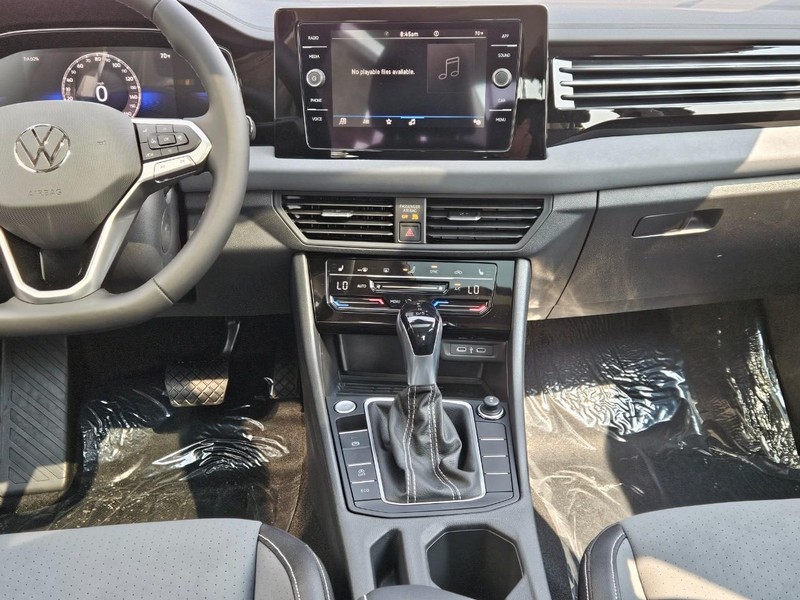 Volkswagen Jetta Vehicle Full-screen Gallery Image 5