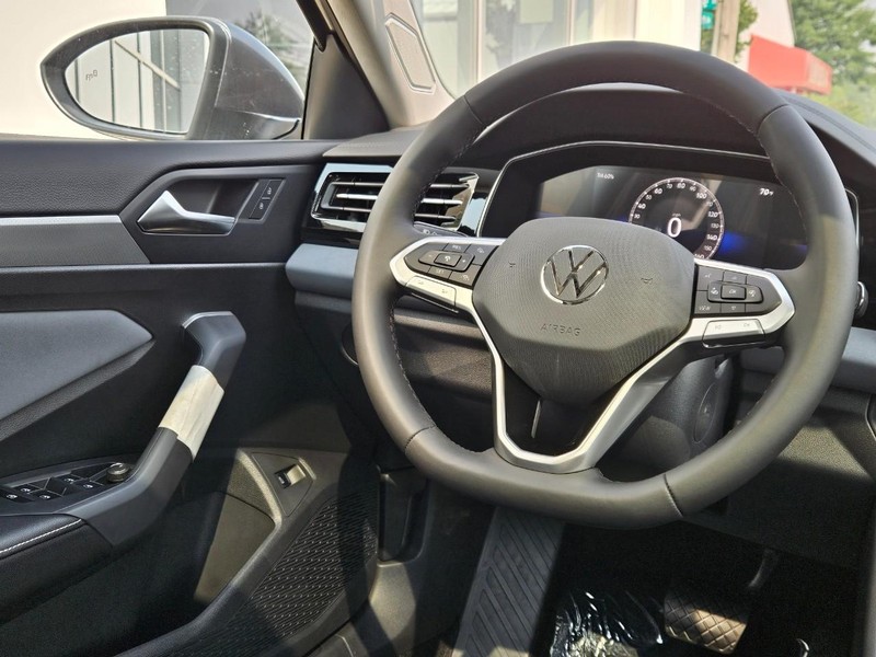 Volkswagen Jetta Vehicle Full-screen Gallery Image 8