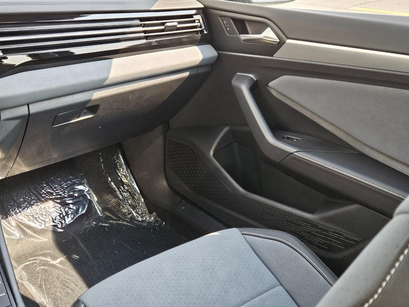 Volkswagen Jetta Vehicle Full-screen Gallery Image 9