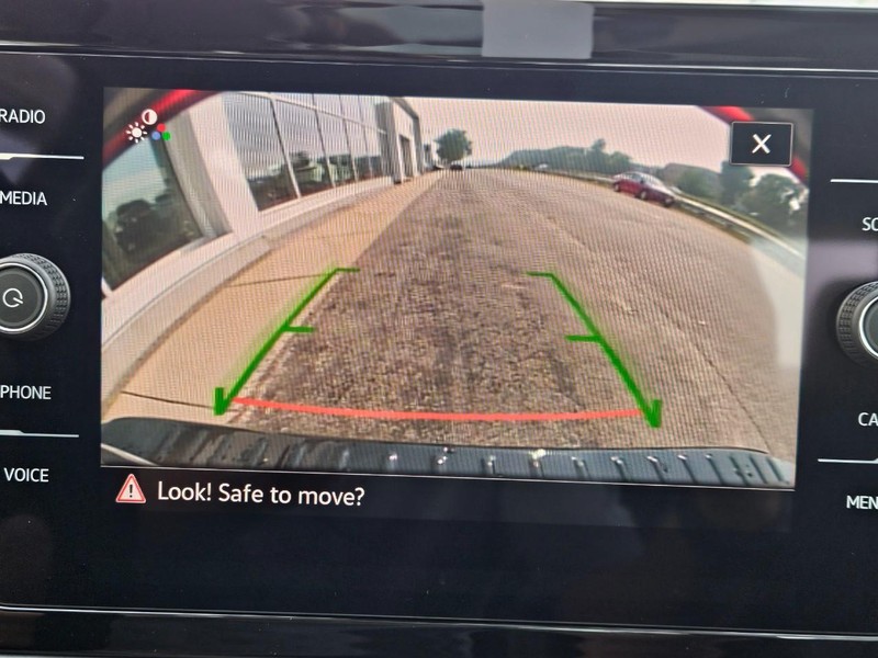 Volkswagen Jetta Vehicle Full-screen Gallery Image 12