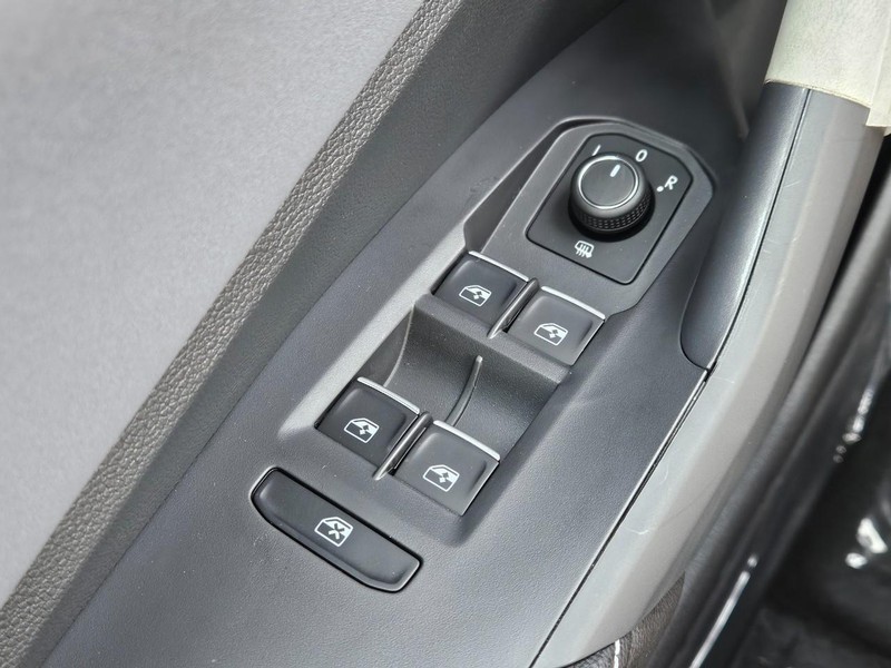 Volkswagen Jetta Vehicle Full-screen Gallery Image 14