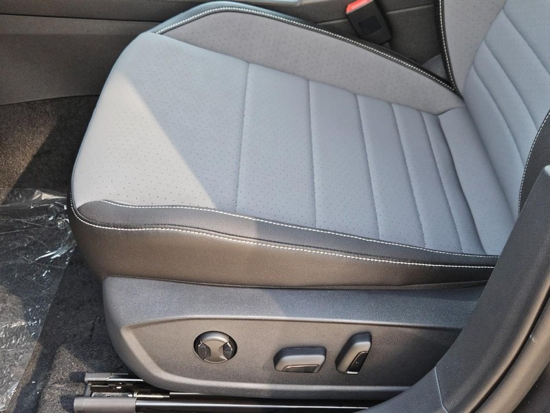 Volkswagen Jetta Vehicle Full-screen Gallery Image 15