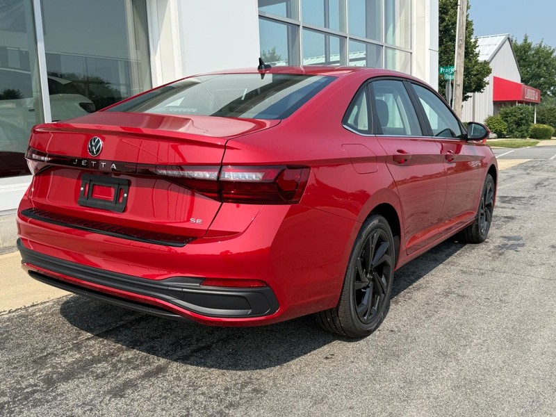 Volkswagen Jetta Vehicle Full-screen Gallery Image 3