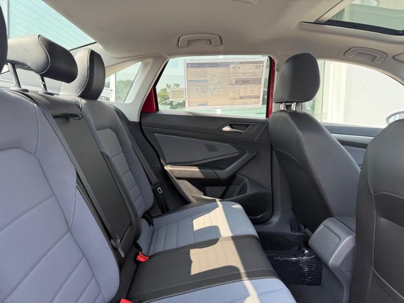 Volkswagen Jetta Vehicle Full-screen Gallery Image 4