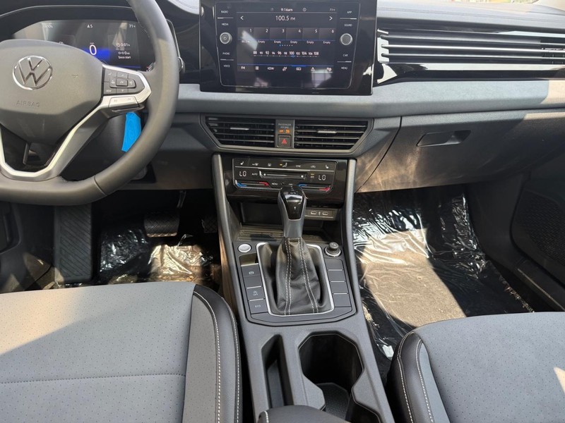 Volkswagen Jetta Vehicle Full-screen Gallery Image 5